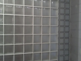 бесцветные и цветные стены и перегородки из стеклоблоков