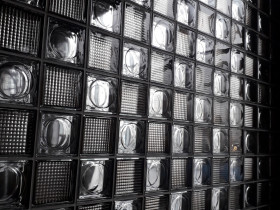 бесцветные и цветные стены и перегородки из стеклоблоков